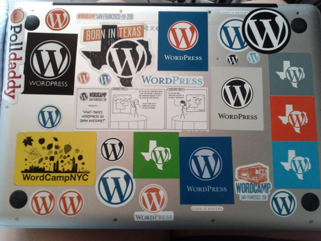 Laptopul colegă automatiste Sara Rossos, acoperit cu autocolante WordPress. Sursa imaginii