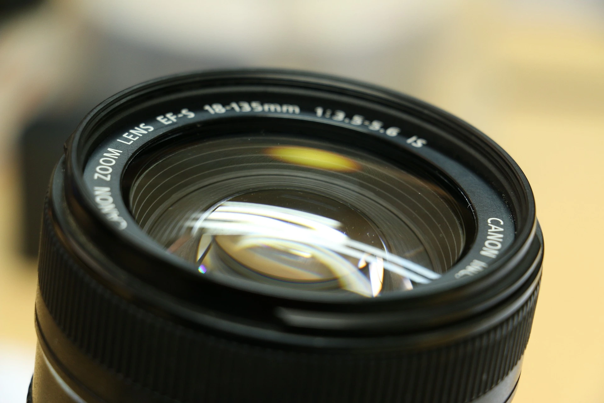 As fotos são uma grande parte de qualquer design de página inicial bem-sucedido, como indicamos. Mas se você não puder levar nenhum - porque não tem nenhum produto físico para fotografar - pode estar se perguntando o que colocar no lugar deles.