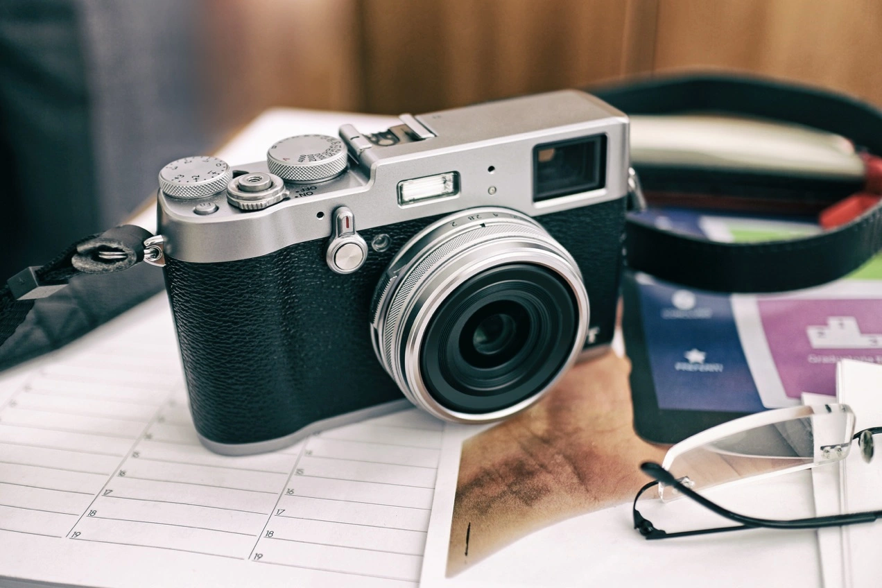 Sementara fotografer produk profesional akan memilih kamera DSLR dan memotret dalam format RAW, Anda tidak perlu berinvestasi dalam kamera mahal untuk membuat foto yang indah.