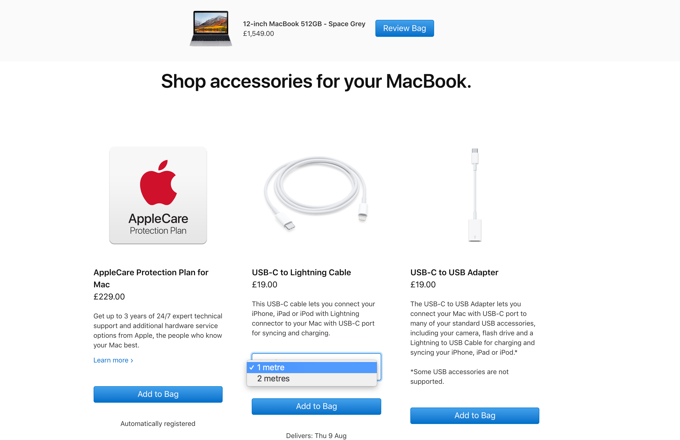 A Apple faz uso extensivo de vendas cruzadas. Neste exemplo, você pode ver a venda cruzada de acessórios e serviços – além de um upsell atrevido para um cabo Lightning mais longo!
