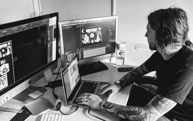 Większość efektów front-end powstaje na etapie projektowania w Herdl