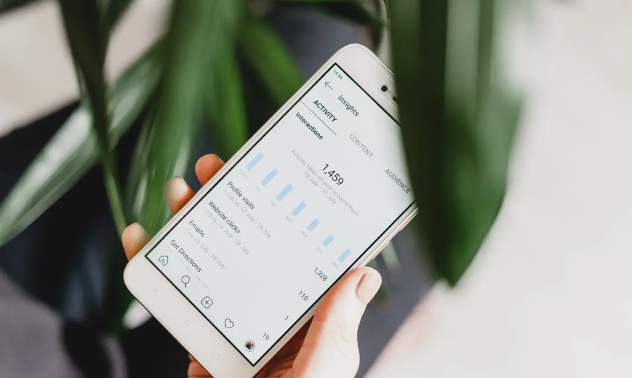 Ekran Instagram Insights pokazujący wyższe odwiedziny profilu i kliknięcia w witrynie.