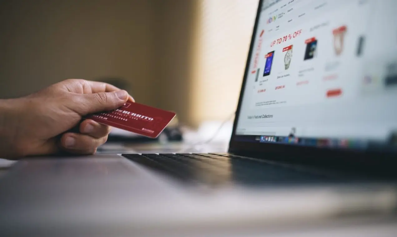 eBayでチェックアウトするためにクレジットカードを使用している人