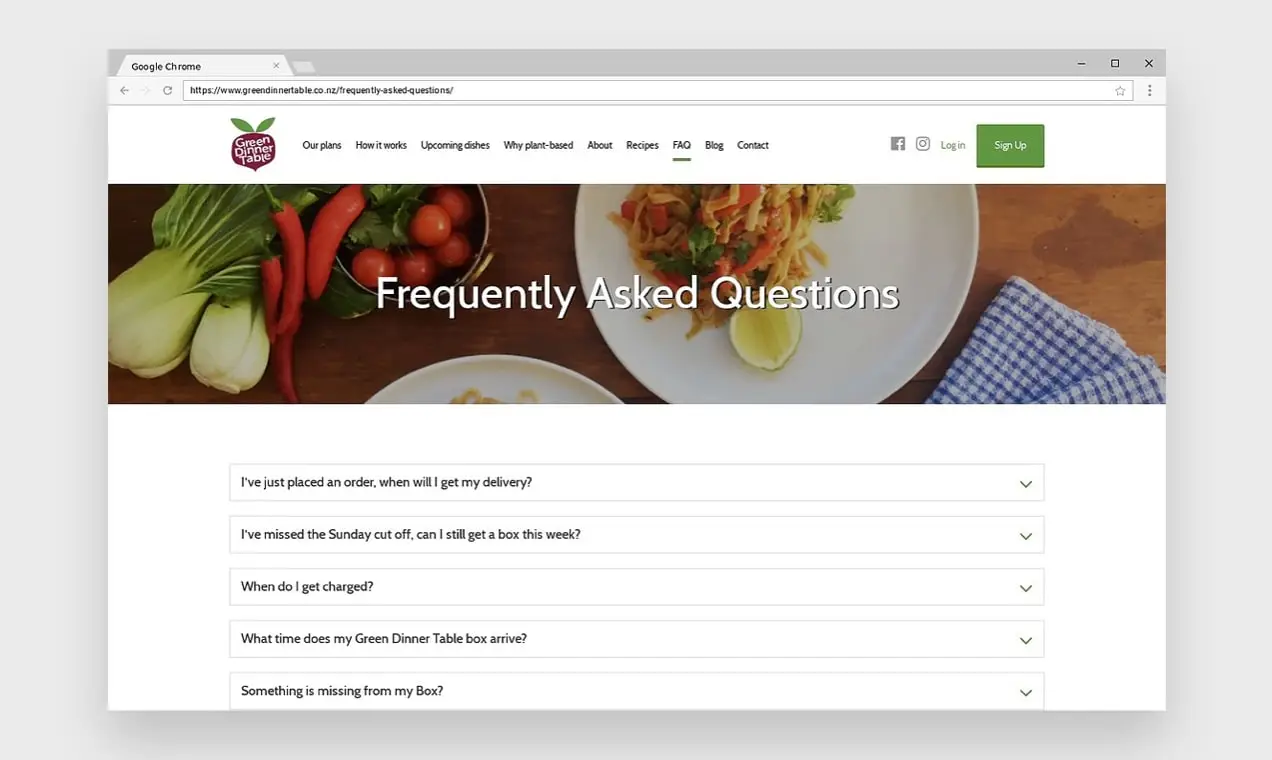 아코디언 질문을 보여주는 Green Dinner Table의 FAQ 페이지 스크린샷