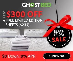 Reklama GhostBed z jasnoczerwonym tekstem i świąteczną ozdobą