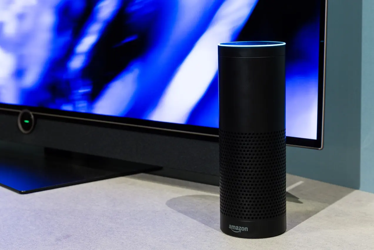 Alto-falante da Amazon ao lado de uma televisão
