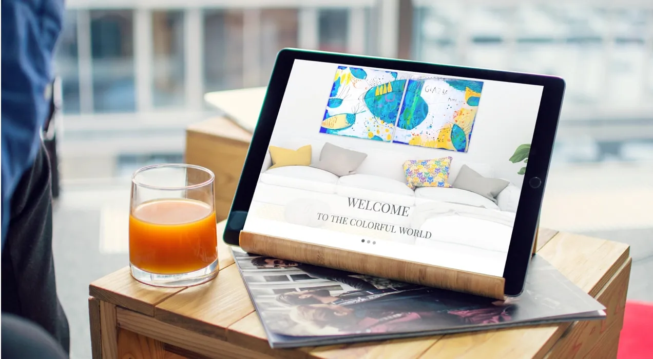 tablet ze stroną artysty wykorzystującą WooCommerce jako alternatywę dla Patreona