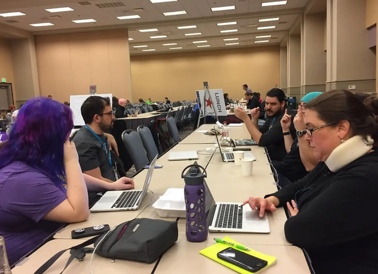 Utilisateurs de WordPress collaborant à WordCamp U.S.