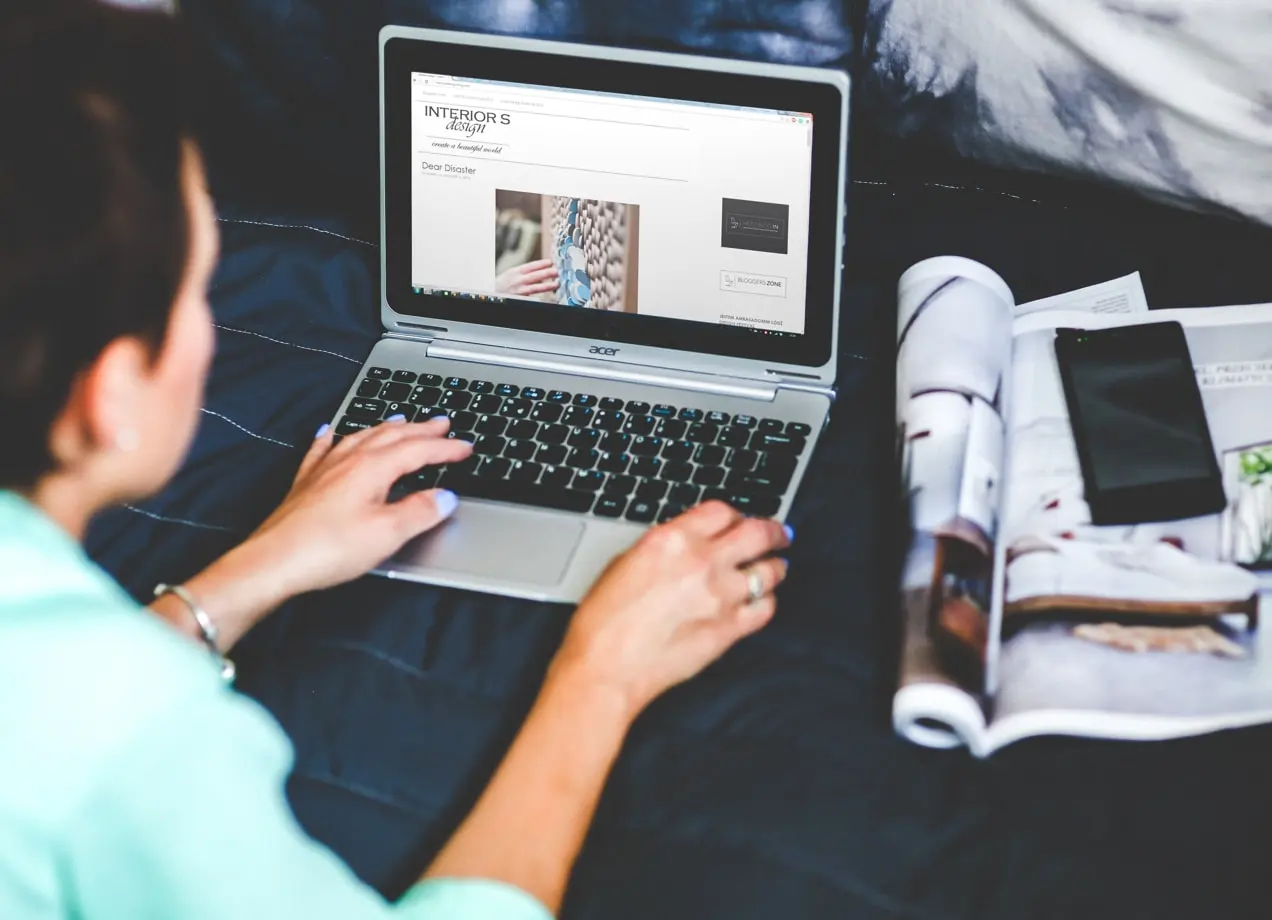 mujer escribiendo una publicación de blog en una computadora portátil