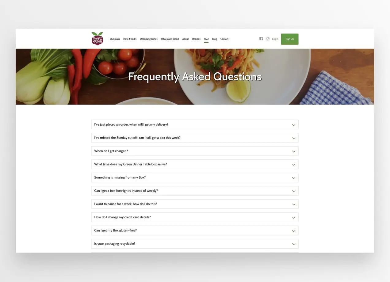 Página de preguntas frecuentes de Green Dinner Table con preguntas ampliables