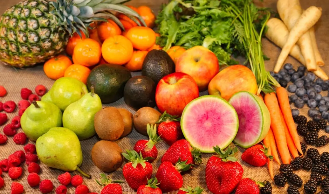 Caja de productos de New England Country Mart con frutas y verduras
