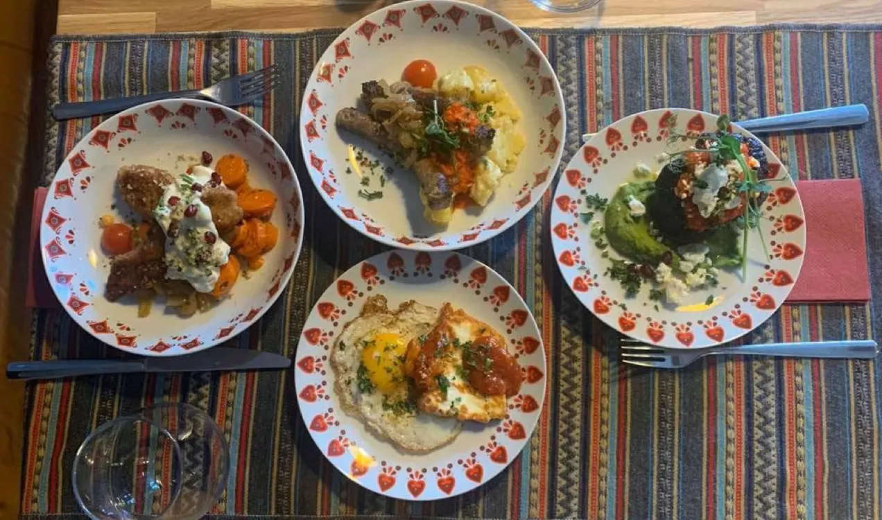 platos de comida en Boka en un mantel de rayas