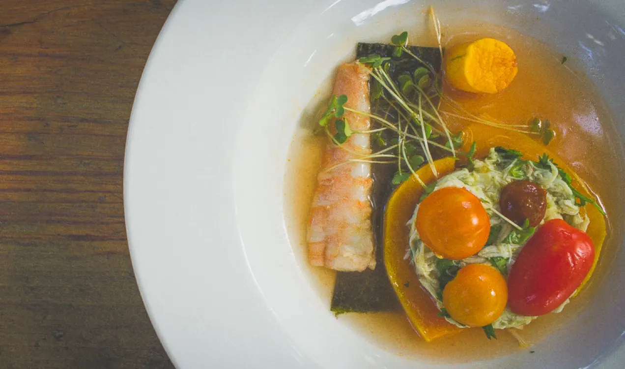Tazón de comida en Eden East en un plato blanco