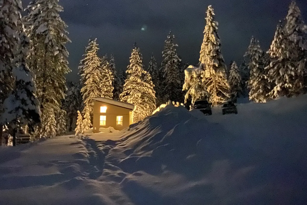 petite maison entourée de neige