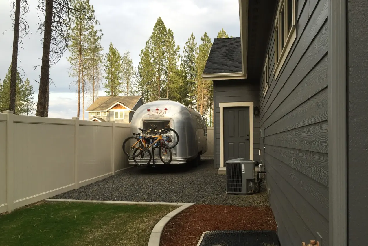 Remorque Airstream garée à côté de la maison d'un ami