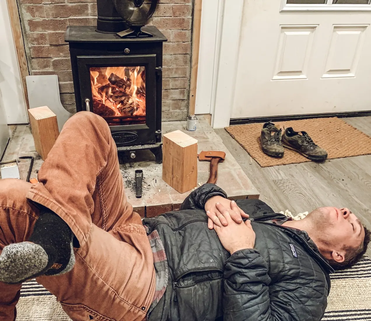Faire une sieste devant un petit poêle à bois
