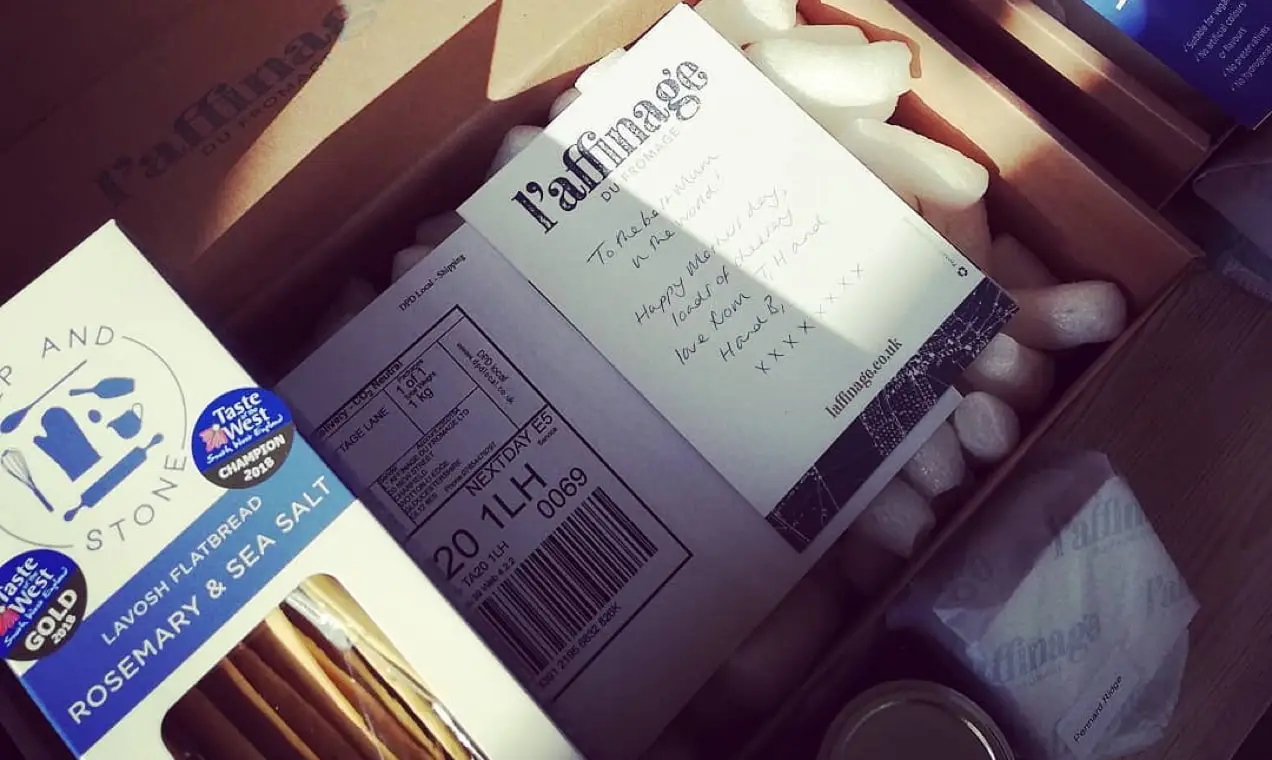 pacote de l'affinage com uma nota de agradecimento dentro