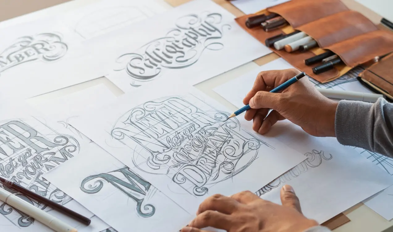 artista che illustra i disegni di t-shirt