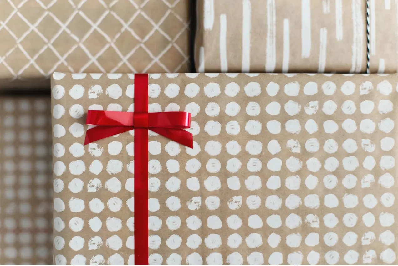 pila di confezioni regalo