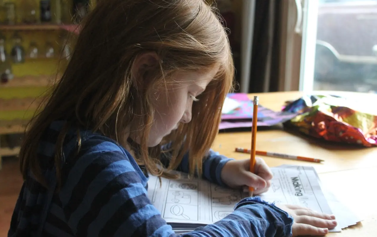 élève du primaire travaillant sur ses devoirs