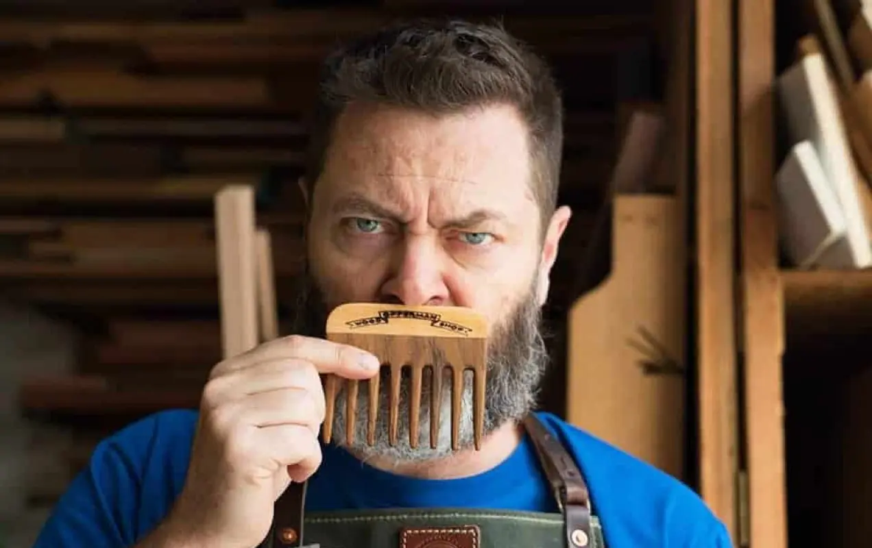 Nick Offerman avec un peigne à moustache
