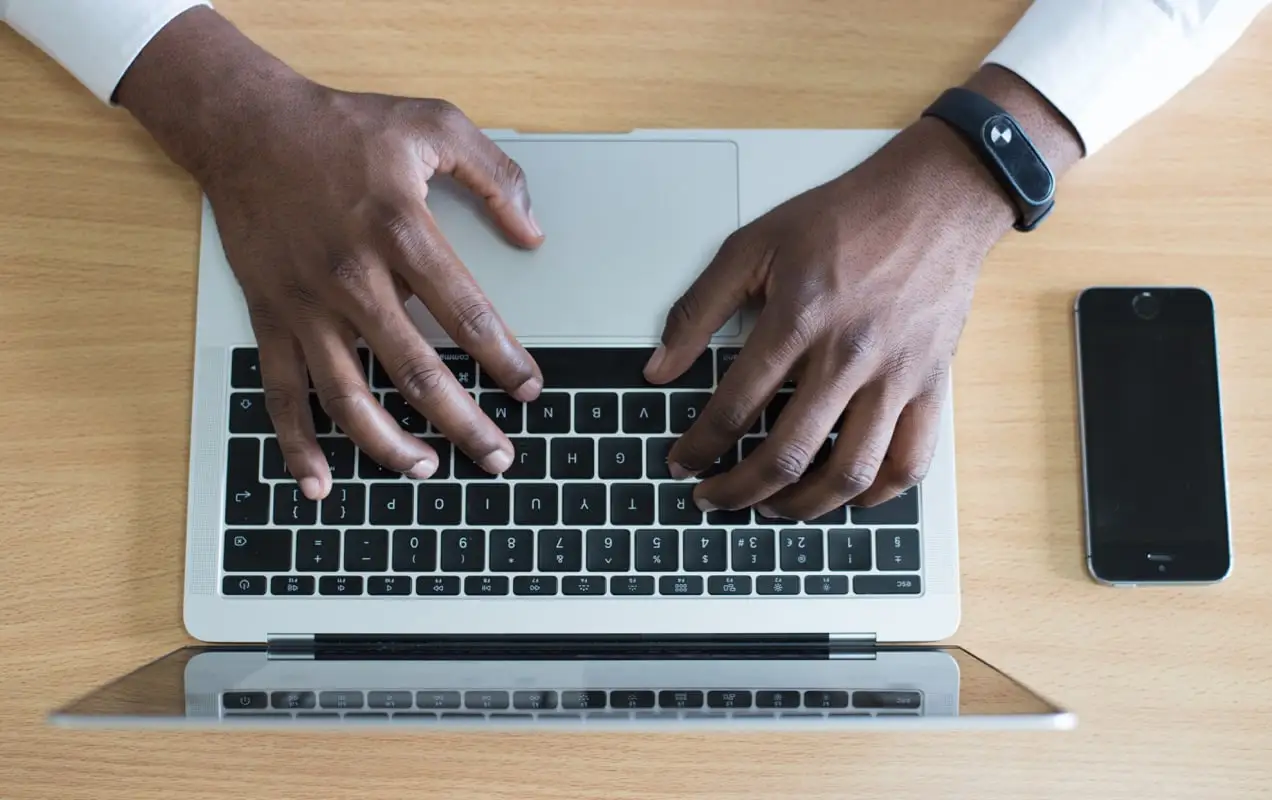 antreprenor care tastează și creează conținut pe un computer