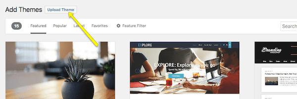 หน้าจอ WordPress เพิ่มธีม โดยเน้นที่ปุ่มอัปโหลดธีม