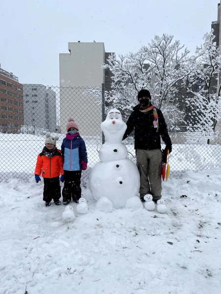 威廉維亞納和家人堆雪人