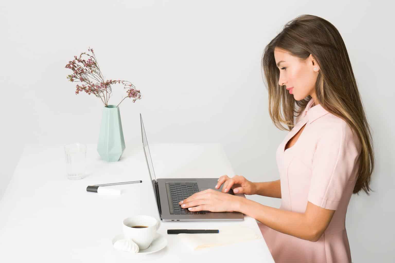 Donna seduta mentre si utilizza il laptop