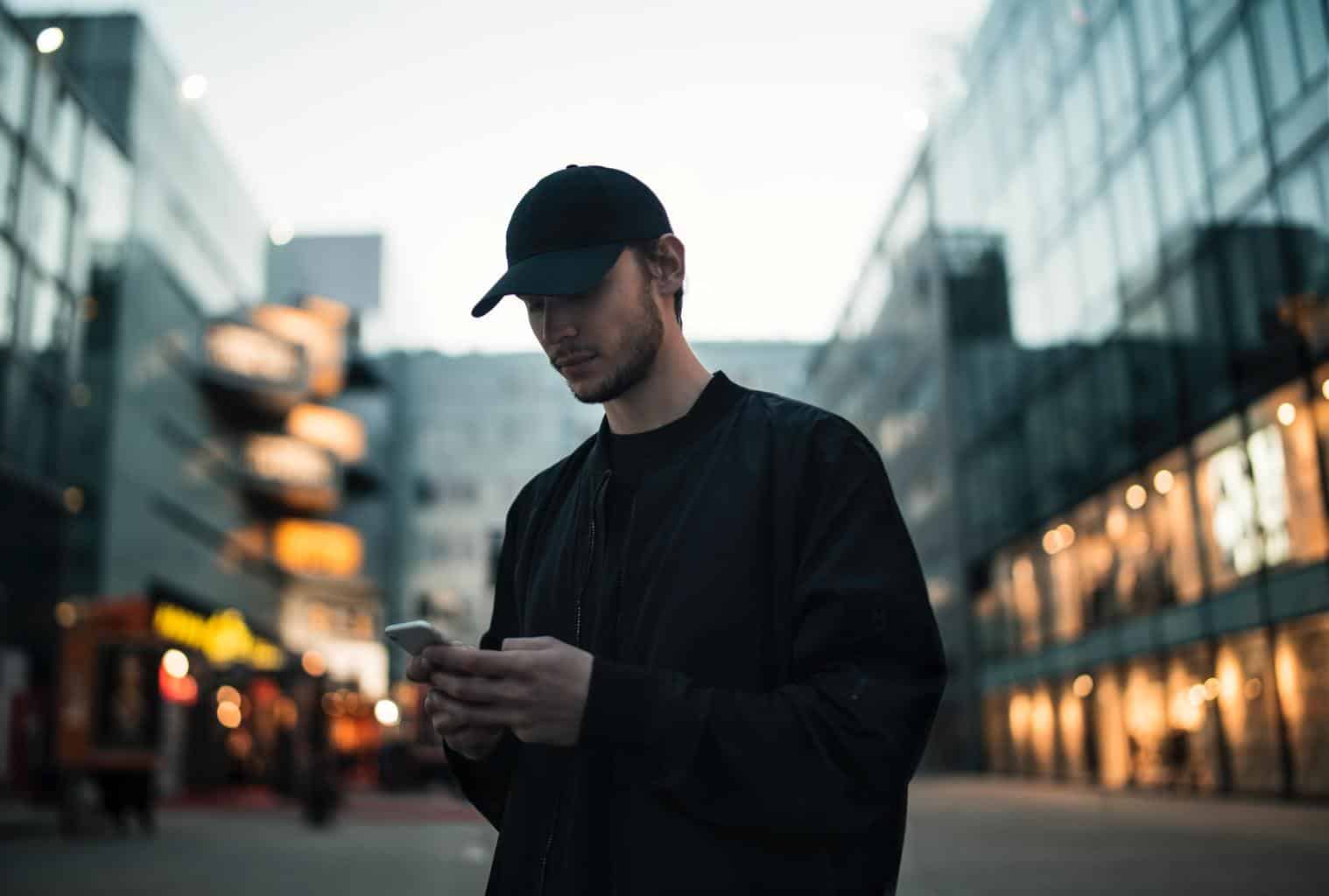 Uomo che utilizza il telefono cellulare