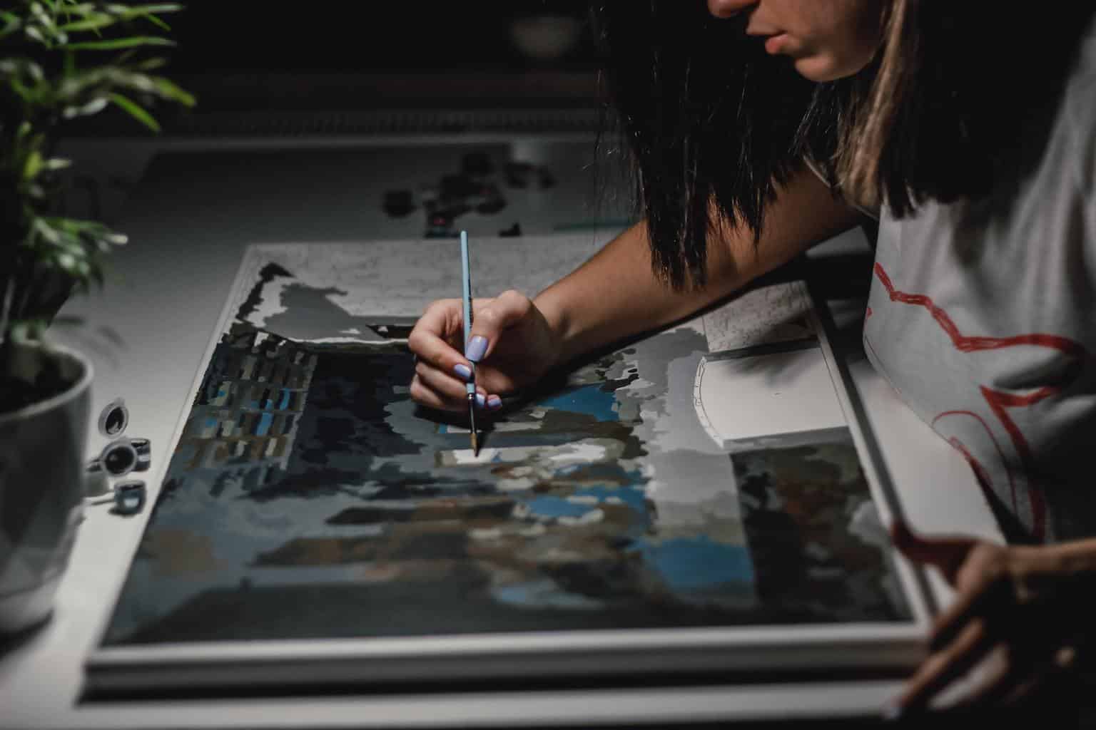 Pittura di giovane donna