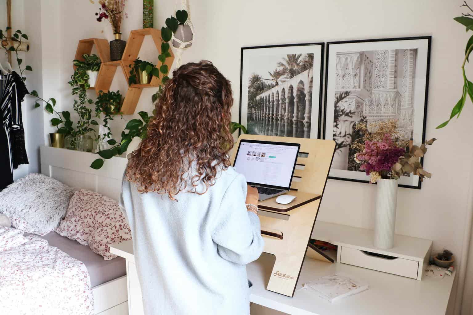 Donna che utilizza computer portatile
