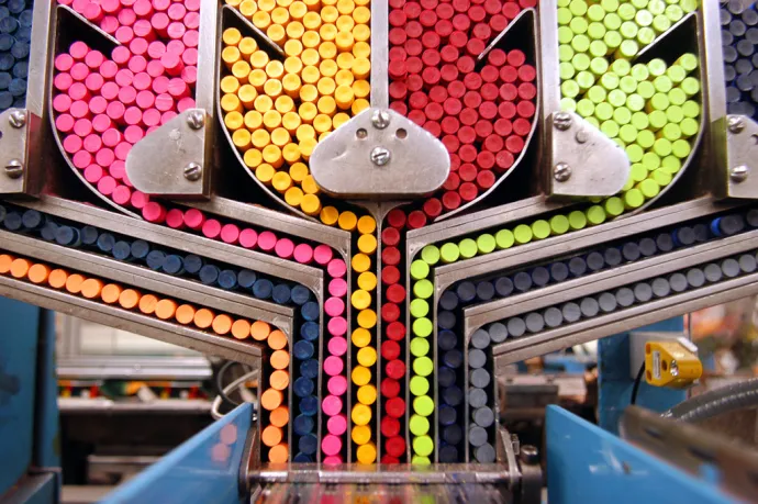 EASTON, PA - 18. JUNI: Eine Verpackungsmaschine sortiert Buntstifte, während sie bei Binney and Smith, Inc., dem Hersteller von Crayola-Buntstiften, am 18. Juni 2003 in Easton, Pennsylvania, in Richtung einzelner Kartons bewegt werden. Binney and Smith, Inc. feiert den 100. Jahrestag der ersten Schachtel mit Crayola-Buntstiften. Eine 1903 eingeführte Schachtel mit Crayola-Buntstiften, die für einen Nickel verkauft wurde und die gleichen acht Farben enthielt, die heute erhältlich sind: Rot, Blau, Gelb, Violett, Orange, Schwarz und Braun. (Foto von William Thomas Cain/Getty Images)