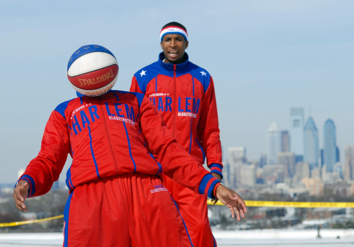 Harlem Globetrotters' Scooter Christensen (L) kontrolliert den Basketball mit seinem Körper, während Bam Bam Bamiro während eines Spiels am 5. März 2009 auf dem Dach des Wachovia Spectrum zuschaut. Die Harlem Globetrotters spielten die Washington Generals in einem „Remember the Spectrum“-Spiel auf dem Dach. Das Spectrum soll abgerissen und durch einen Einkaufskomplex ersetzt werden. (Foto von William Thomas Cain/cainimages.com)