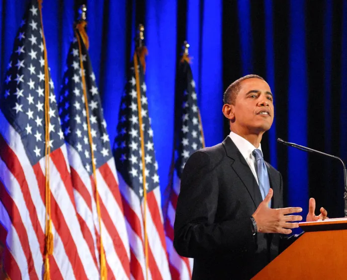PHILADELPHIA - 18. MÄRZ: Der demokratische Präsidentschaftskandidat Senator Barack Obama (D-Il) macht Bemerkungen während einer wichtigen Ansprache über Rasse, Politik und wie wir unser Land in diesem wichtigen Moment unserer Geschichte am 18. März 2008 bei der National Constitution zusammenbringen Zentrum in Philadelphia, Pennsylvania. (Foto von William Thomas Cain/Getty Images)