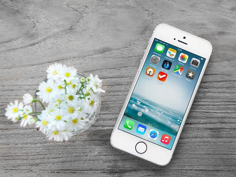 ฟรี Iphone Mockup พื้นหลังไม้