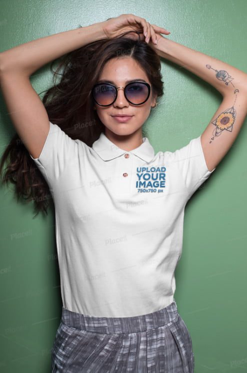 Poloshirt-Mockup mit einer Frau, die eine Sonnenbrille trägt