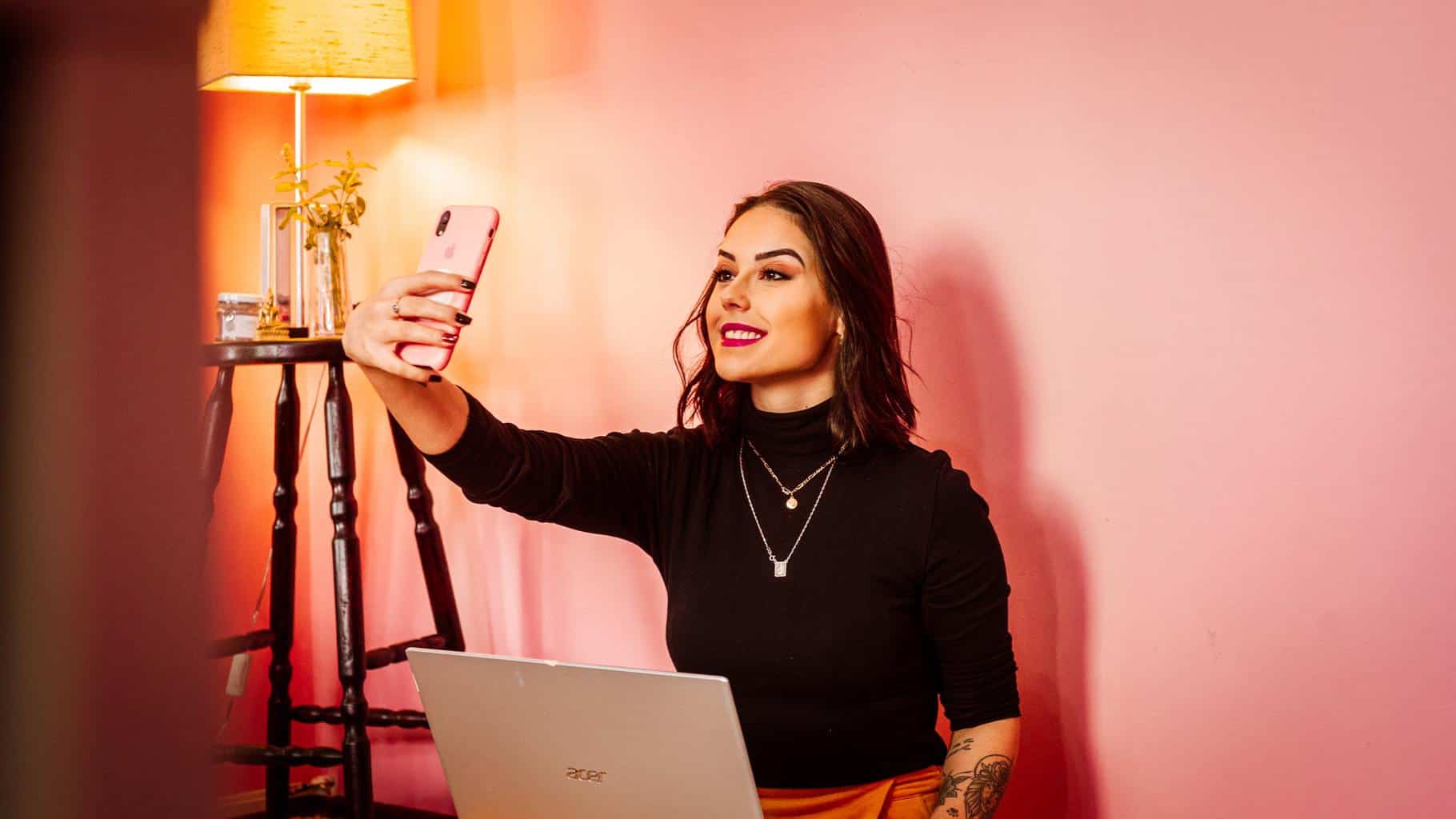 Influencer mengambil selfie