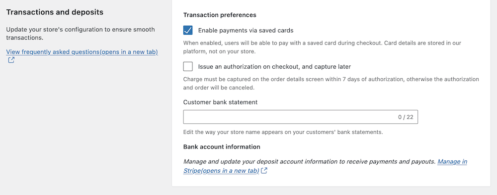 Der Abschnitt Transaktionseinstellungen von WooCommerce Payments zeigt ein Feld zur Eingabe Ihres Firmennamens und Kontrollkästchen, um Zahlungen über gespeicherte Karten und eine verzögerte Kartenerfassung zu ermöglichen.