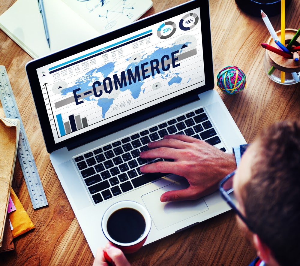 Person, die die wachsenden E-Commerce-Trends betrachtet