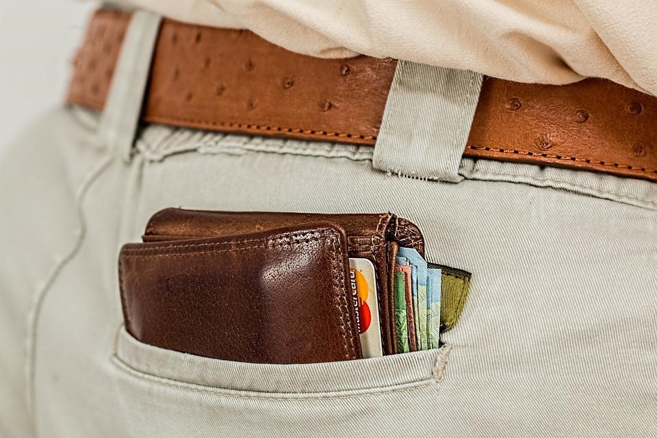 dompet di saku belakang