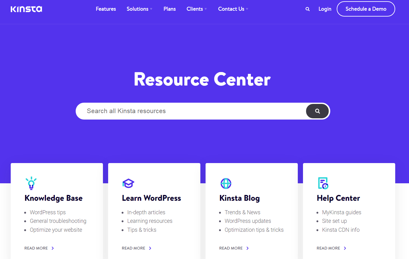 Страница ресурсного центра Kinsta с надписью «Ресурсный центр» белым текстом на синем фоне и панелью поиска внизу. Ниже находятся белые поля с надписью «База знаний», «Изучение WordPress», «Блог Kinsta» и «Справочный центр» темно-синим текстом.