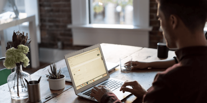 Sito Web di discussione: lezioni e discussioni online dal vivo