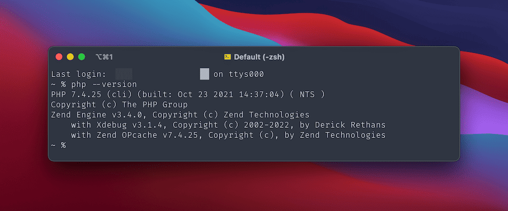 Bir macOS Terminal penceresi gösteren Big Sur mavi, kırmızı ve mor degrade masaüstü arka planı. Zend Engine, Xdebug ve Zend OPcache için PHP sürüm numarası, bir telif hakkı bildirimi ve kurulu sürümleri (sürüm numaralarıyla birlikte) ile birlikte "php -version" komutunu gösterir.