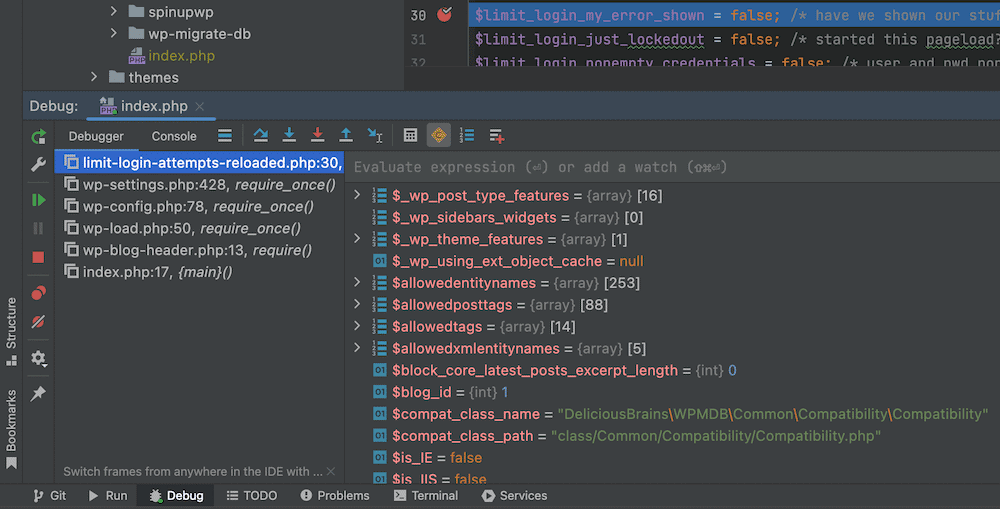 Açık bir hata ayıklayıcı panelini gösteren kısmi bir PhpStorm ekranı. Solda, dosya adları, satır numaraları ve işlev referanslarıyla birlikte çeşitli kesme noktaları gösterilir. Sağ, kod boyunca değişkenlerin değerlerini değer türleri ile birlikte gösterir.