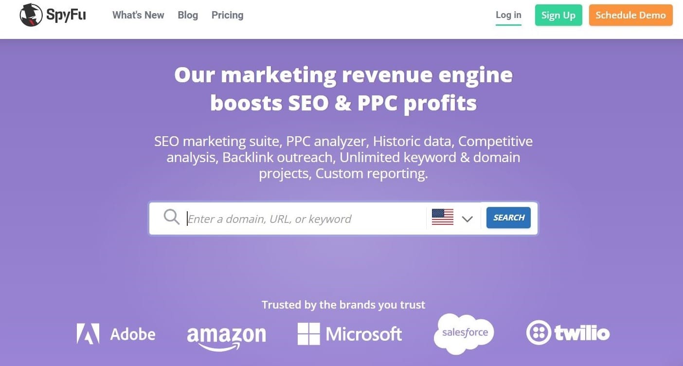 Strona główna SpyFu z hasłem „Nasz silnik przychodów z marketingu zwiększa zyski SEO i PPC”.