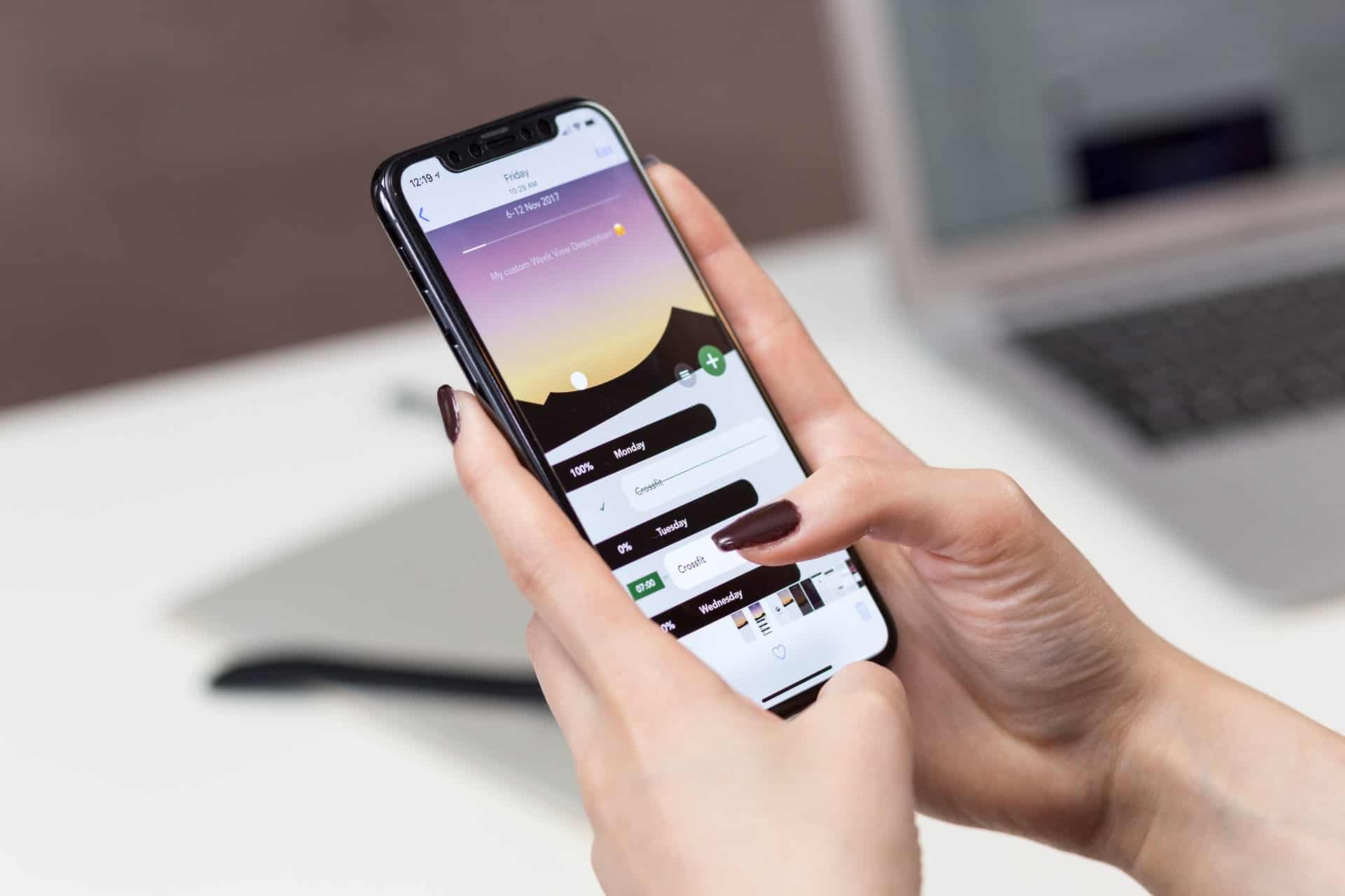 Kobieta korzystająca z telefonu komórkowego
