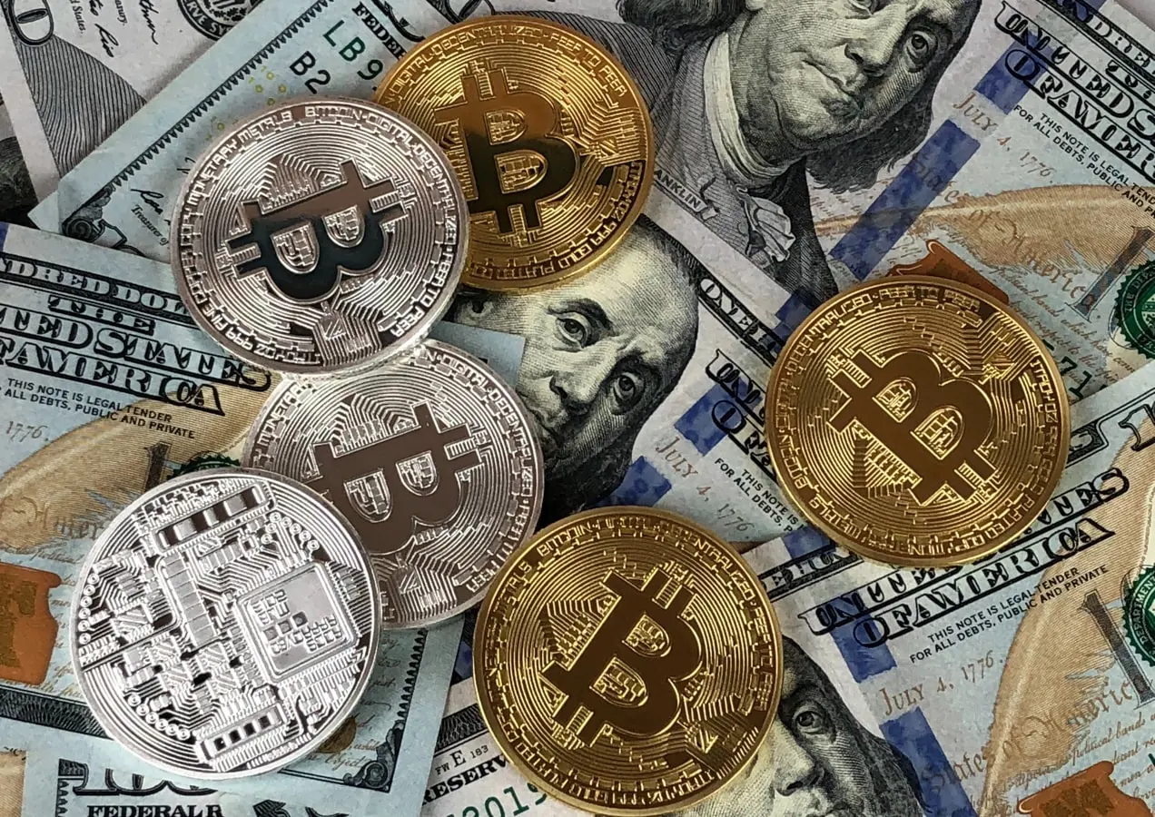 bitcoin y otras monedas en una pila