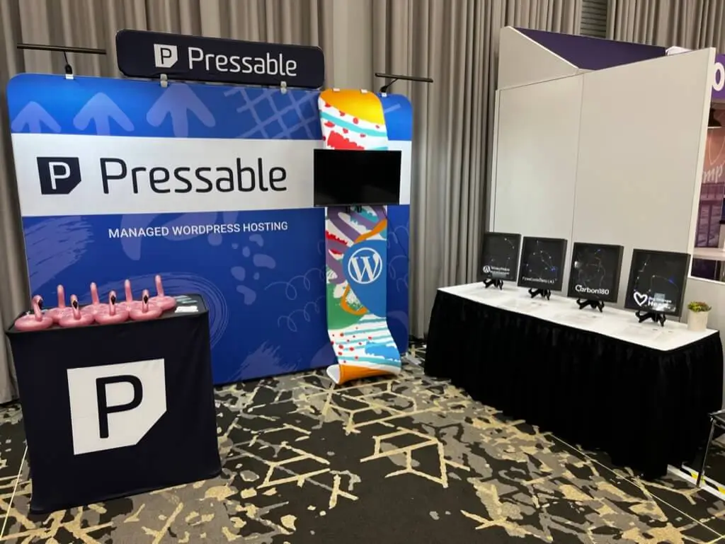 Stand pressabile con striscioni, monitor e organizzazione supportata