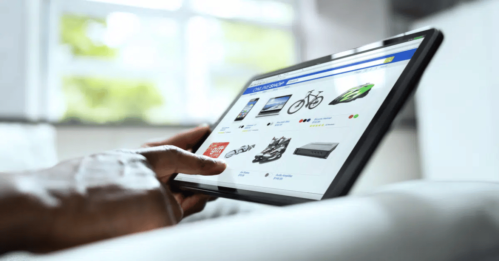 uma pessoa pesquisa uma loja online através de um tablet